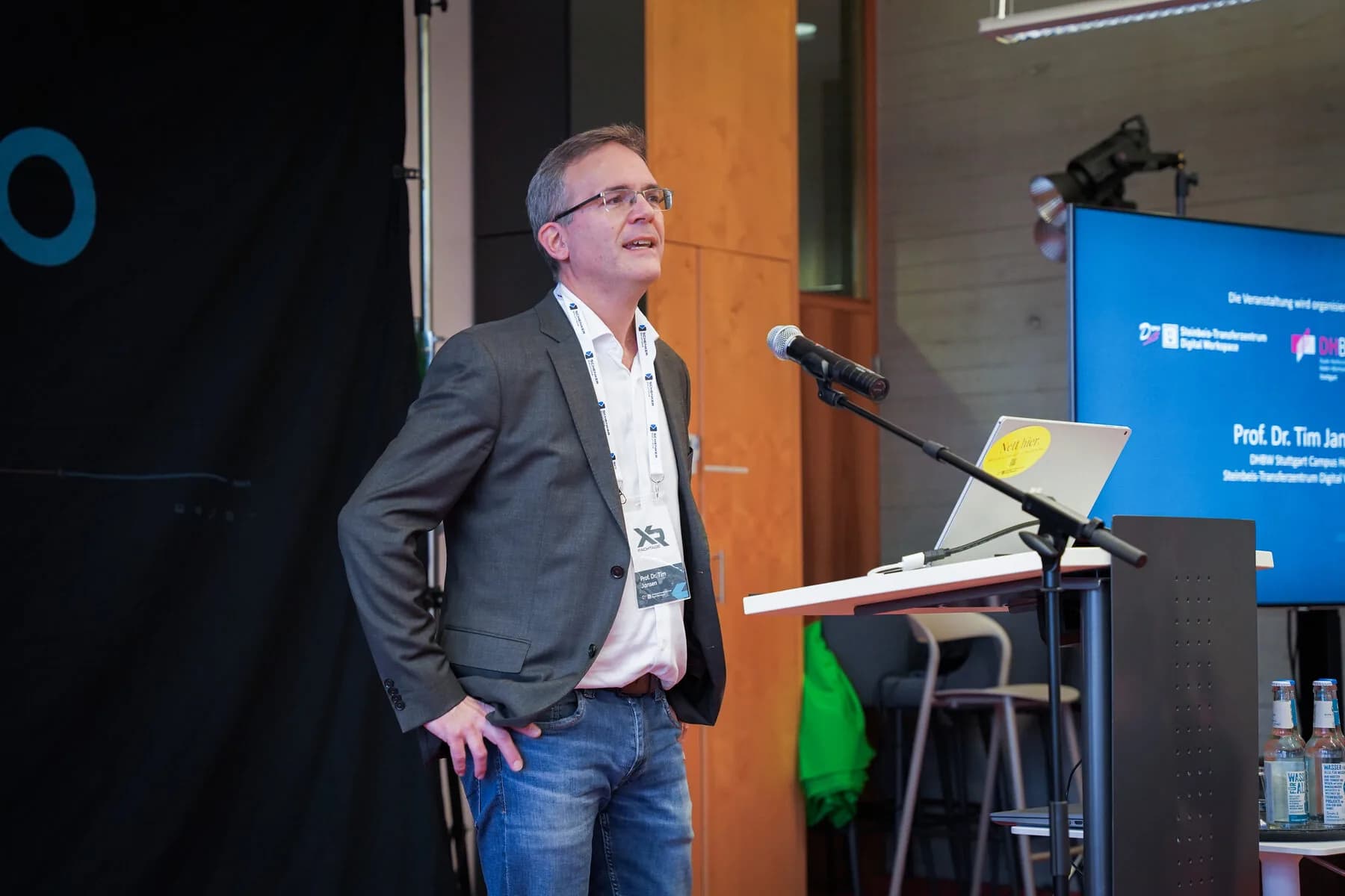 Prof. Dr.-Ing. Tim Jansen at the lectern of the XR FACHTAGE 2025