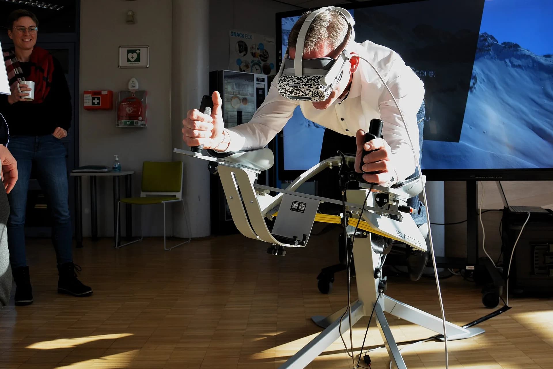 Teilnehmer testet einen XR-Simulator unter Anleitung