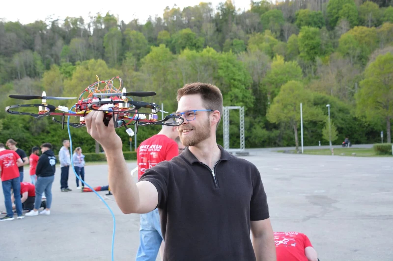 Teilnehmer begutachtet eine selbstgebaute Drohne beim Makeathon am Campus Horb