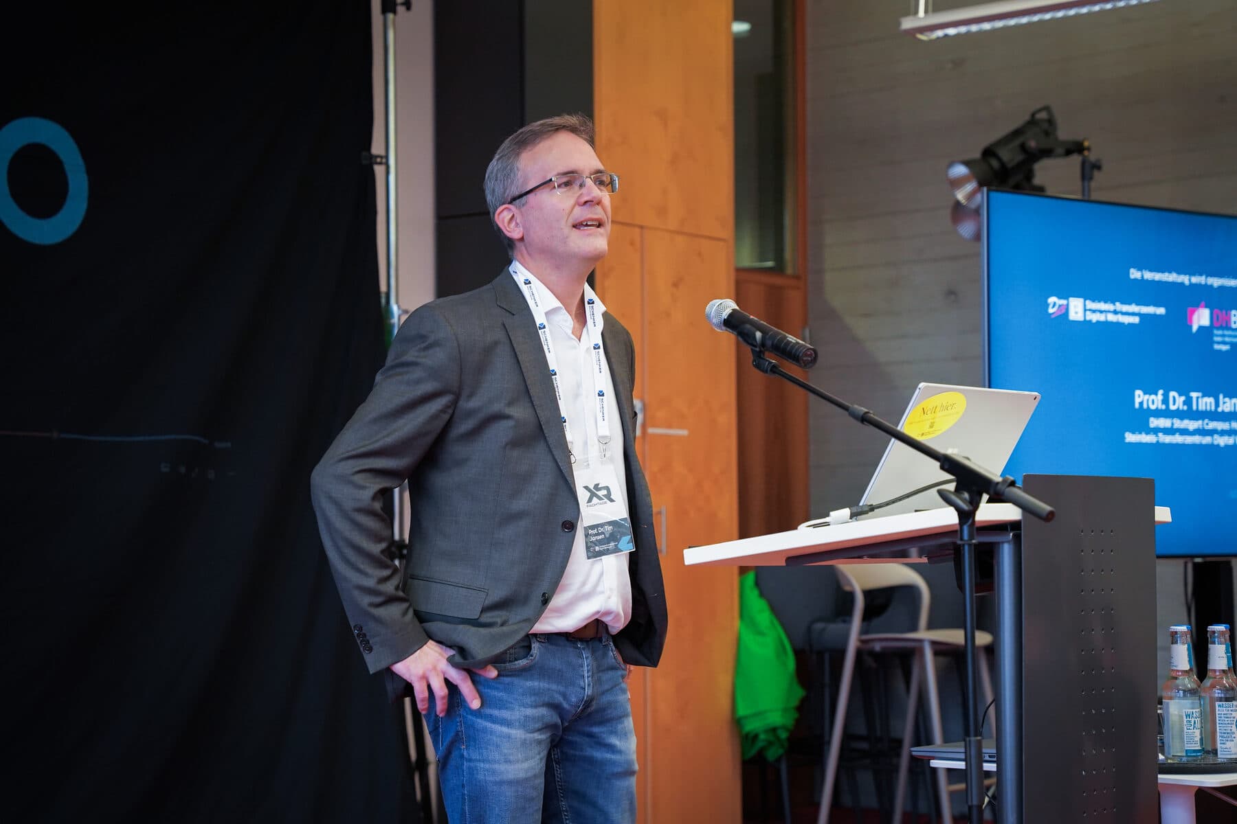 Prof. Dr.-Ing. Tim Jansen at the lectern of the XR FACHTAGE 2025