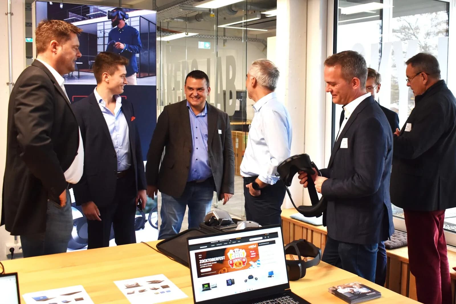 Austausch mit Netzwerkpartnern an einem Demo-Tisch